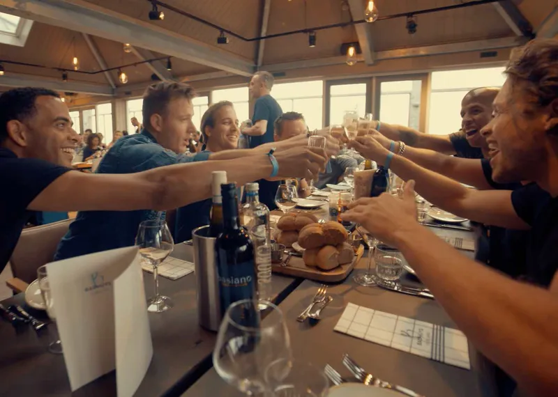 Samen eten en proosten op bedrijfsfeest